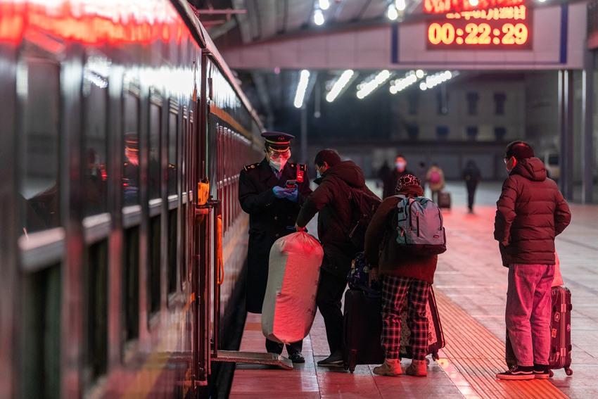 3603次列车的旅客开始登车。人民网记者 翁奇羽摄