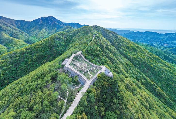 长城第一楼初夏显雄姿