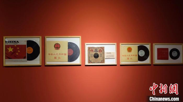 “曙光——红色上海·庆祝中国共产党成立100周年主题艺术作品展”。　王笈摄