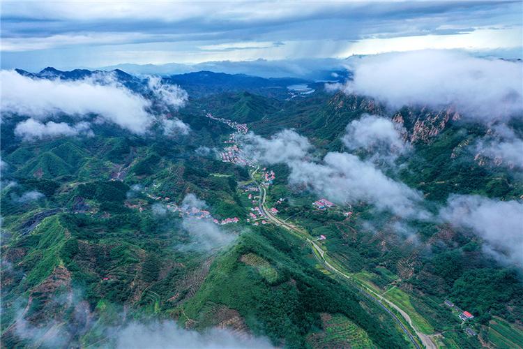 河北迁西雨后山村美