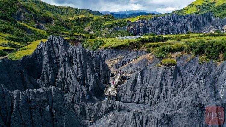 走进"异域星球" 航拍甘孜州墨石公园_旅游频道_中国