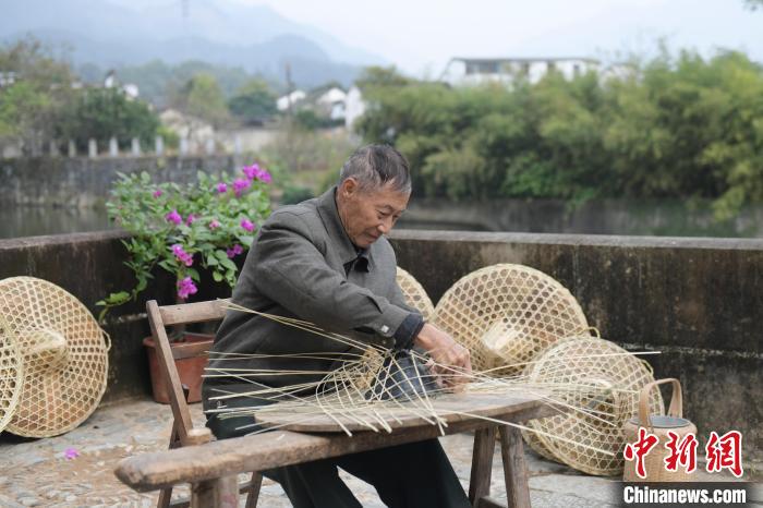 歙县许村镇一位老人展示竹编技艺。　张娅子 摄