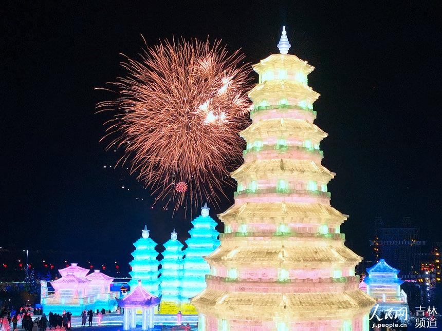 长春冰雪新天地大型冰雕。人民网李洋摄