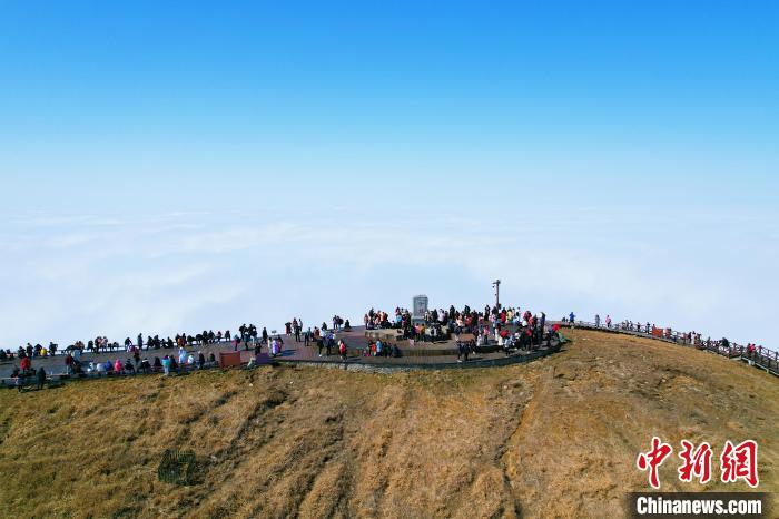 2月5日，新春假期，江西武功山风景名胜区迎来旅游小高峰，美景吸引了近万名游客前来登山游玩。　刘芸池 摄