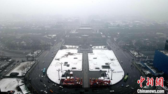 航拍明城墙：雪中西安变长安