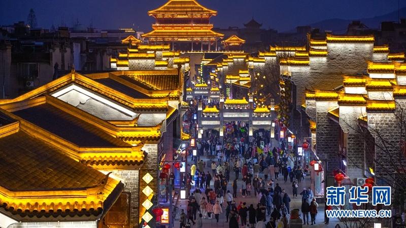 夜游襄阳:古城回绿水 花月使人迷
