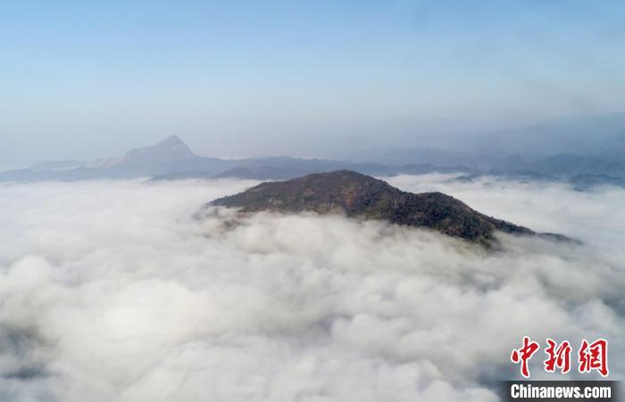 洁白的云海山村上空涌动，幕府山脉山峦起伏，在白云映衬下或如巨龙飞舞。