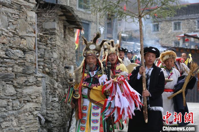 祭祀队伍。　谭红 摄