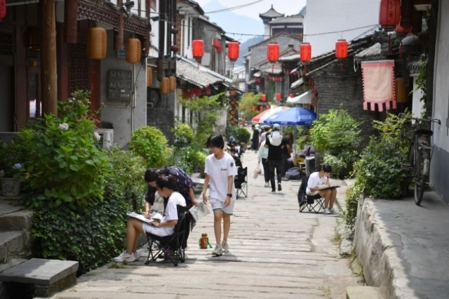 7月31日，學(xué)生在留壩縣城老街上寫生。