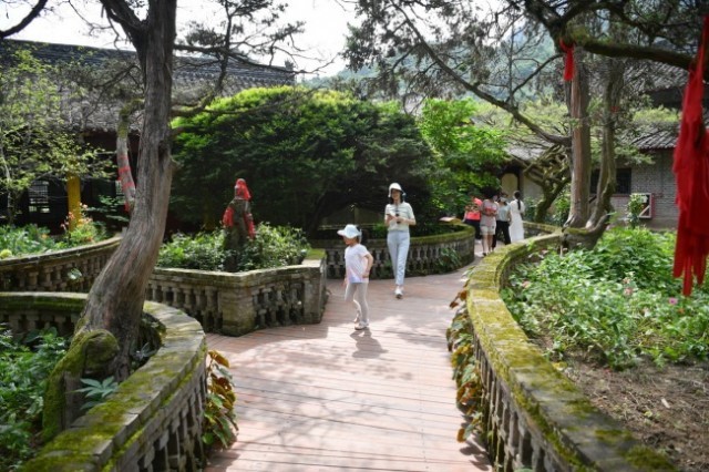 7月31日，游客在留壩縣張良廟景區(qū)內(nèi)游覽。
