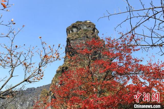 贵州梵净山层林尽染，构成了一幅幅绝妙的水彩画