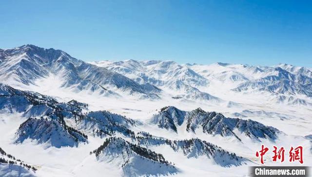 青海都兰：雪后高原的银装像水墨画一样笼罩着