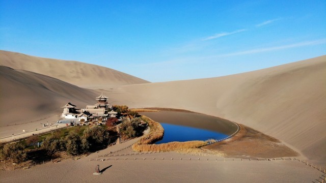 11月6日在甘肃省敦煌市鸣沙山月牙泉景区拍摄的秋景。张晓亮 摄