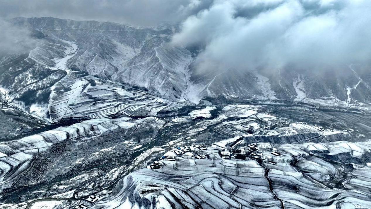 远处云雾缭绕，近处村落零星，雪后化隆宛如一幅水墨画。李玉峰摄