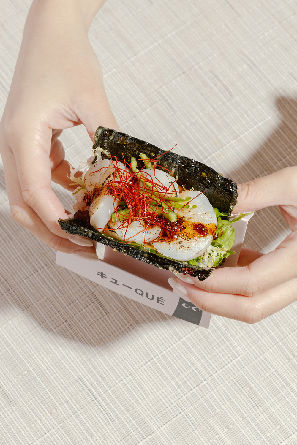 QUE-110 Scallop Sushi Taco, Scallop, Cucumber, Green Salad, Homemade Chili Sauce   辣味帆立貝壽司塔可.jpg