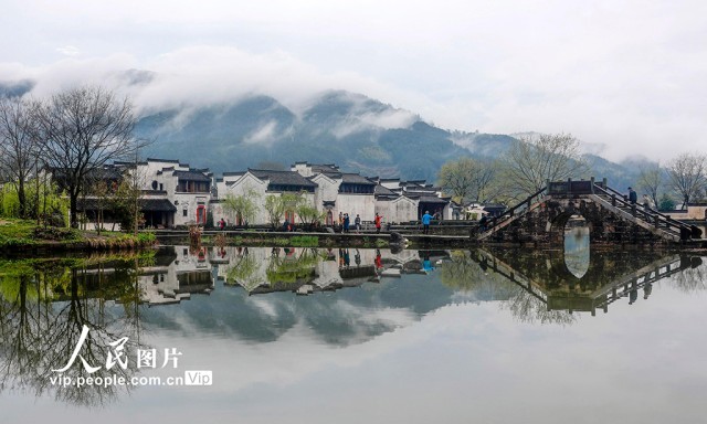 安徽黄山：雨后古村景如画