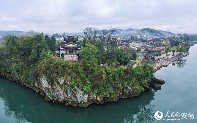 雨中桃花潭两岸风景如画。人民网记者 苗子健摄