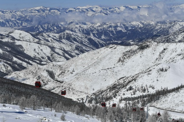 观光缆车在新疆阿尔泰山脉腹地运行（4月9日摄）。新华社记者 胡虎虎 摄