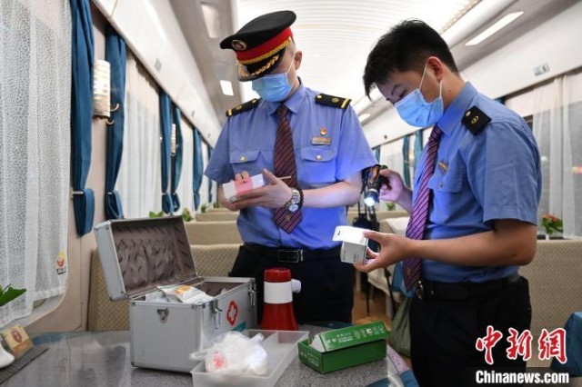 图为工作人员在为旅客准备应急药品。　钟洁 摄