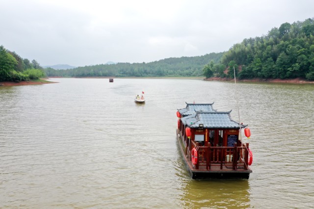 画舫和快艇载着游客“游山玩水”。人民网记者 时雨摄