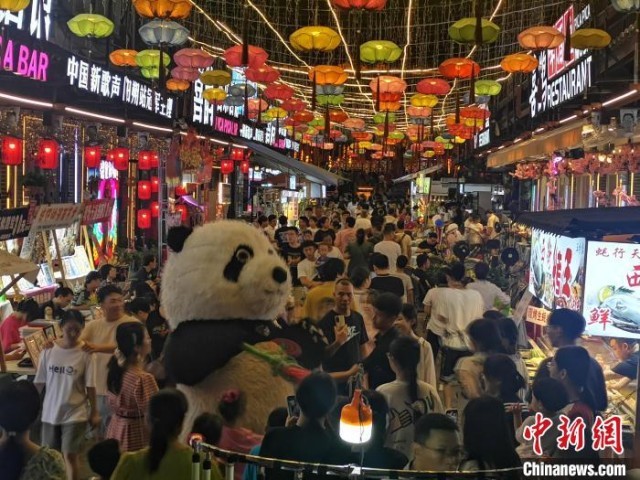广西阳朔中秋之夜客满西街