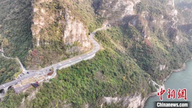 航拍湖北宜昌三峡旅游公路：车在景中行人在画中游