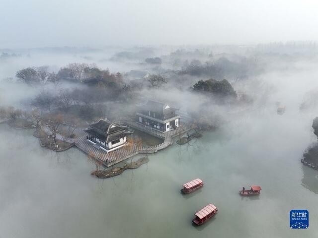 江苏扬州：晨雾缭绕瘦西湖