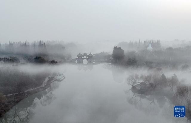 江苏扬州：晨雾缭绕瘦西湖