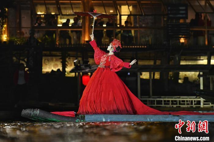 湖南凤凰古城迎客流高峰水上舞蹈演绎《边城》故事