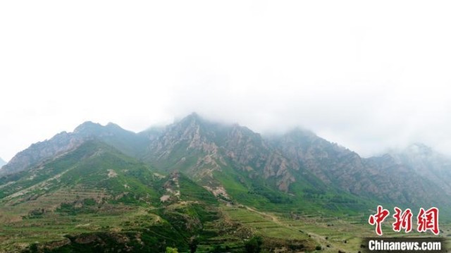 河北蔚县：雨后山峦云雾缭绕