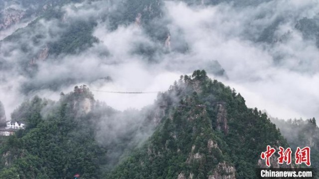 河南南阳老界岭雨后现云海景观
