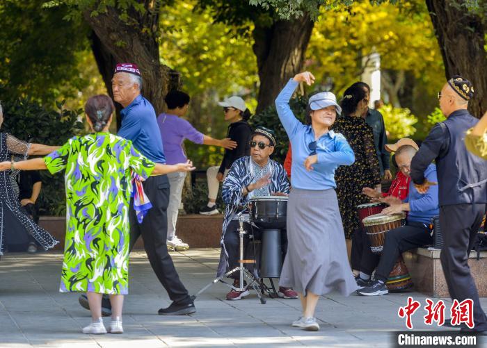 乌鲁木齐秋高气爽市民公园享受闲暇时光