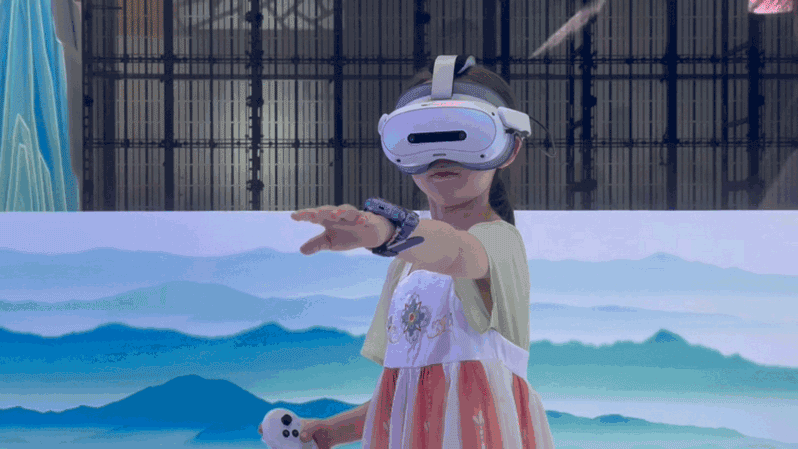 小朋友体验VR眼镜。