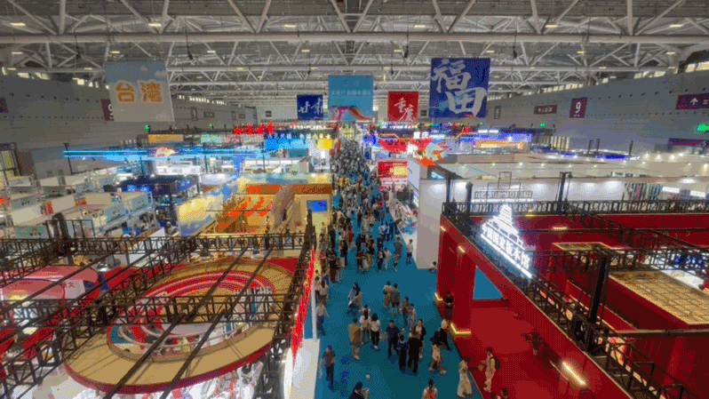第二十一届文博会现场。本届文博会聚焦数字文娱、人工智能、低空经济等新赛道，全面展示AI科技演出、AI共创互动等文化产业新业态和消费新场景。