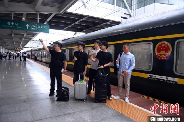 坐着跨国列车去旅行