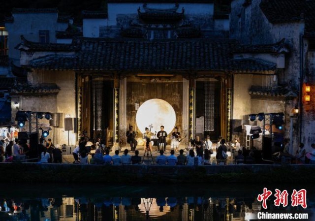 安徽黟县：宏村夏夜奏响“星空乐章”