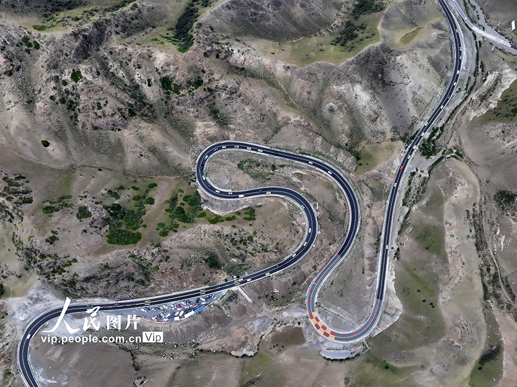 新疆：独库公路景色壮美