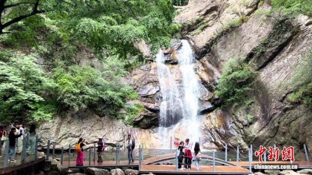 秦岭“飞瀑”壮观迷人游人入山享清凉
