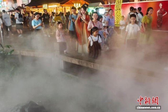 南京城南老街入夜人气旺