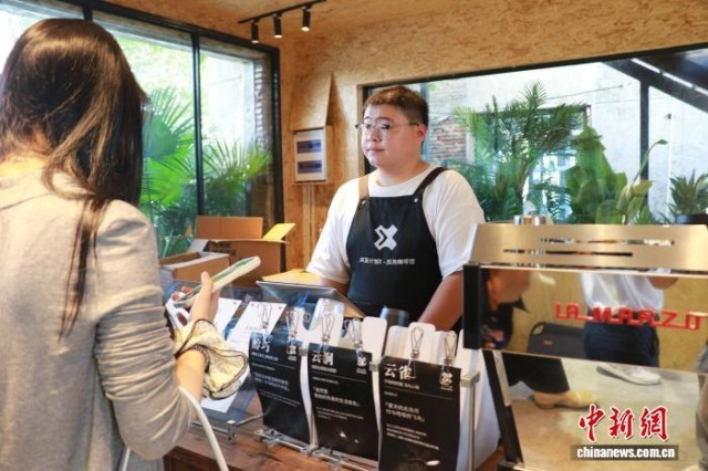 浙江安吉乡村咖啡馆吸引游客昔日矿坑变身打卡点