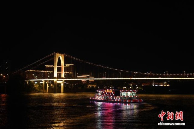 夜游百里柳江霓虹喷泉两相宜