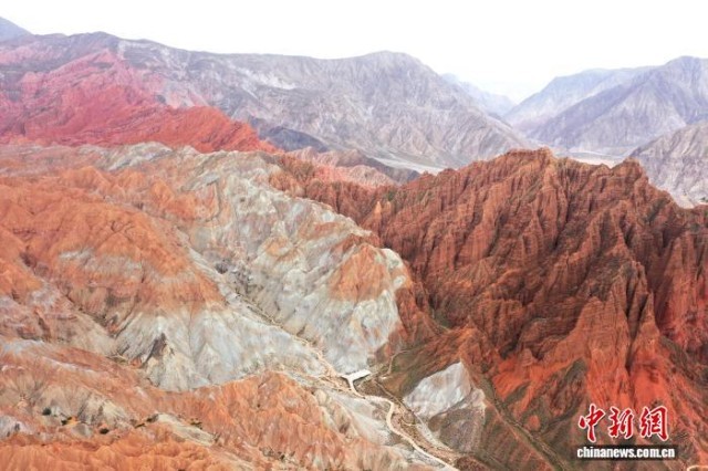 航拍青海贵德国家地质公园丹霞地貌秋景美如画