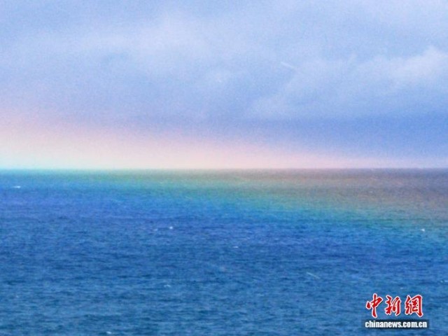 新疆赛里木湖现罕见“水平彩虹”奇观