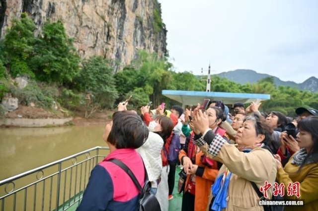 广西宁明:游人乘船争睹花山岩画