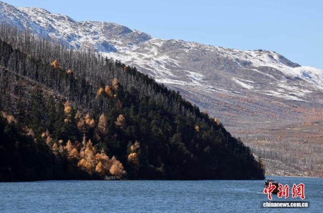 四川甘孜州木格措景区秋景如画