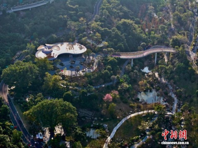 福州三江口植物园引游人