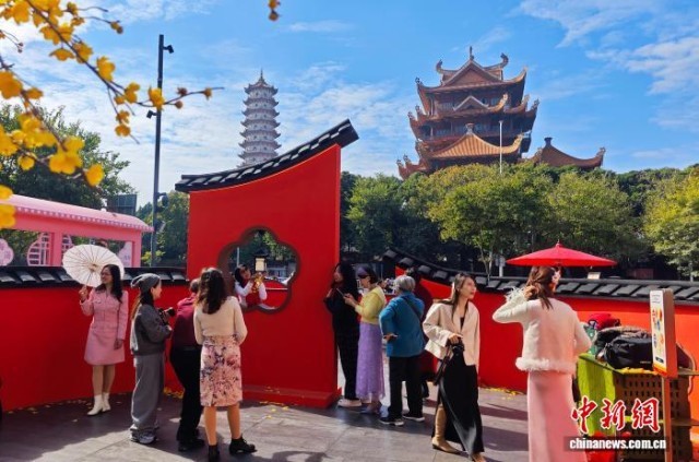 福建福州：中式造景引游人