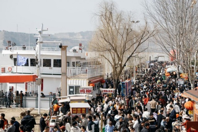 三门峡黄河老集年味浓“复古+科技”点燃春节消费热(图1)