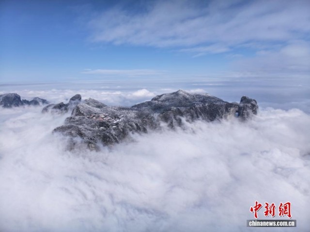 雾凇云海同框 湖南张家界天门山现冬日限定