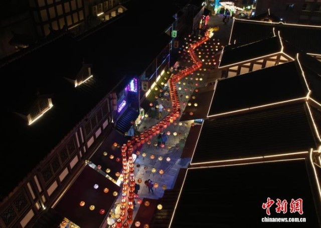（新春见闻）千年古镇重庆磁器口后街彩灯璀璨年味浓